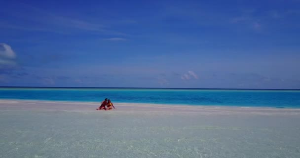 夏の旅行の概念 カリブ海でのエキゾチックな休暇に若いカップル — ストック動画