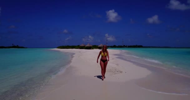 Video Den Solbrända Flickan Bikini Havet Lie Tänka Något — Stockvideo