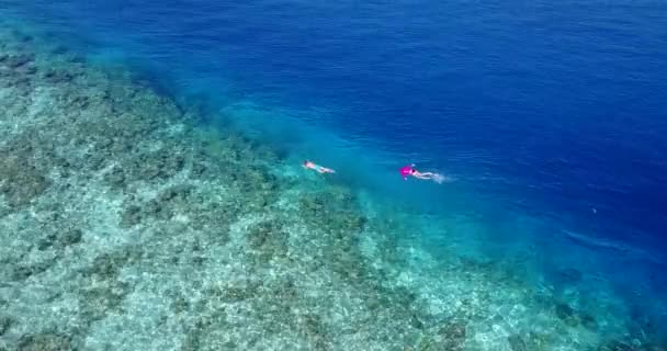 Anak Muda Dan Wanita Snorkeling Laut Pirus Pasangan Yang Indah — Stok Video