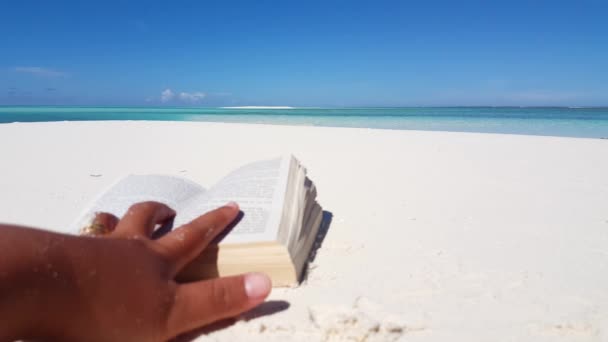 Person Liest Buch Strand Sommerliche Landschaft Auf Bali Indonesien — Stockvideo