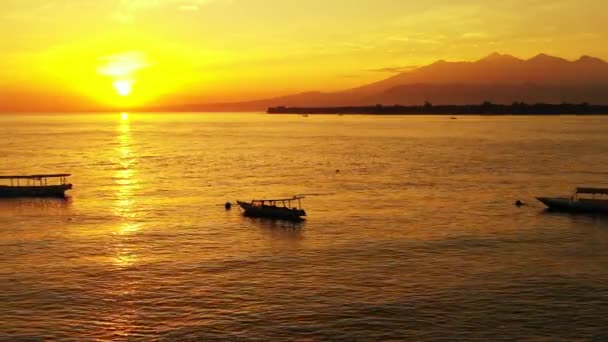 Dockade Båtar Vid Stranden Vid Gul Solnedgång Tropisk Semester Bali — Stockvideo