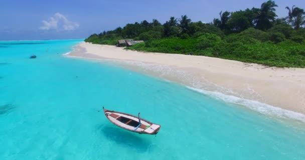 Pequeño Barco Atracado Aguas Turquesas Poco Profundas Viaje Bora Bora — Vídeos de Stock