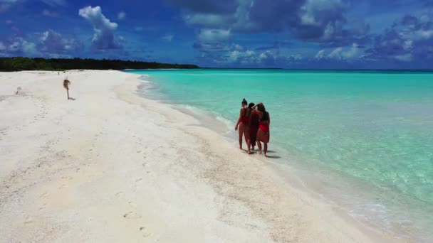 Девочки Отдыхают Пляже Наслаждаясь Прекрасным Морем Острове Эль Летний Отдых — стоковое видео