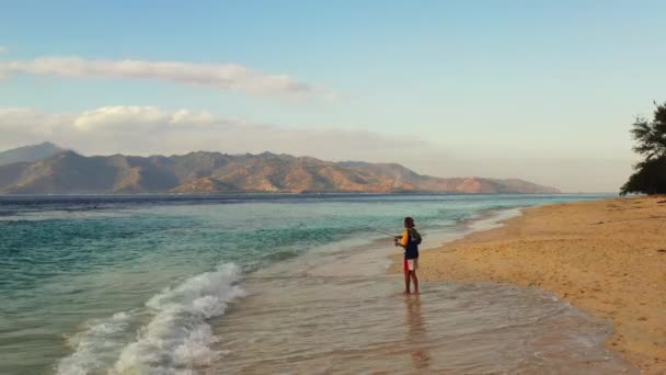 Pescador Indonesio Pescando Playa Isla Atardecer Fondo Las Montañas Bali — Vídeos de Stock