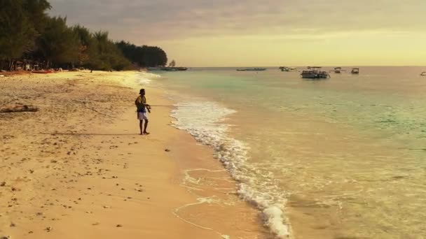 Gyönyörű Kilátás Halász Halászat Naplemente Strand Hegyek Háttér — Stock videók