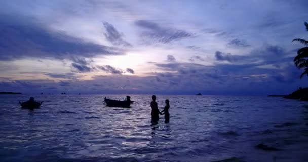 一对年轻夫妇在热带海滩度暑假 在泰国落日 — 图库视频影像
