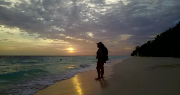 Silueta Mujer Caminando Playa Arena Atardecer — Vídeos de Stock