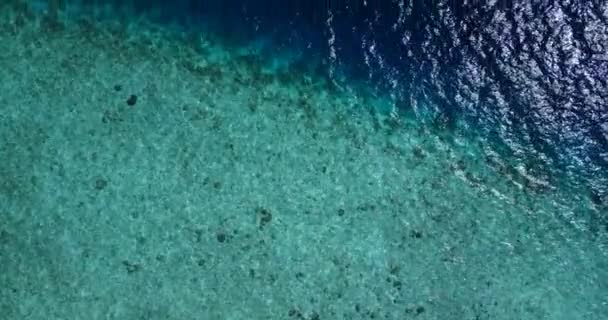 Vista Superior Vídeo Sobre Superfície Água Cristalina Turquesa Paisagem Marinha — Vídeo de Stock