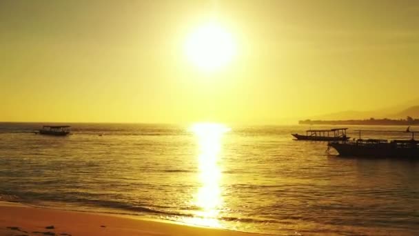 Vacker Video Solnedgång Havet Stranden Med Båtar — Stockvideo