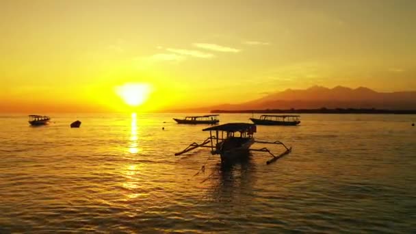 Båtar Svänger Havet Gyllene Timmen Sommarsemester Bali — Stockvideo