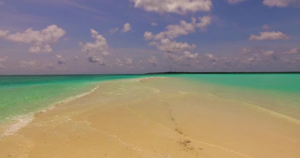 澄んだ浅い水と盲目的に白い砂浜 インドネシアのバリへのエキゾチックな旅 — ストック動画