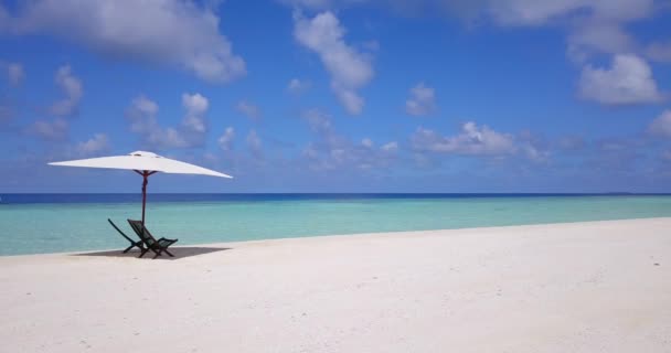 Liegestühle Mit Sonnenschirm Leeren Strand Sommerlandschaft Dominikanische Republik Karibik — Stockvideo