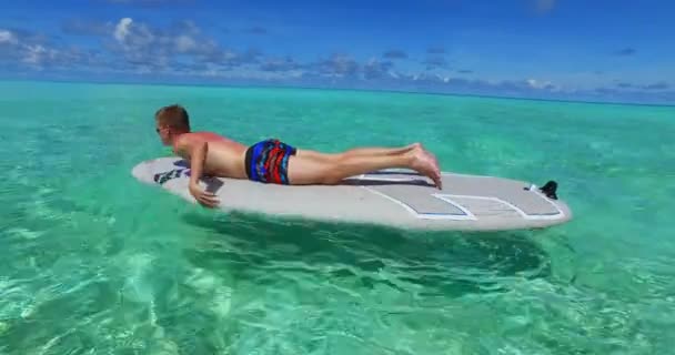 Bonito Homem Paddle Board Oceano — Vídeo de Stock