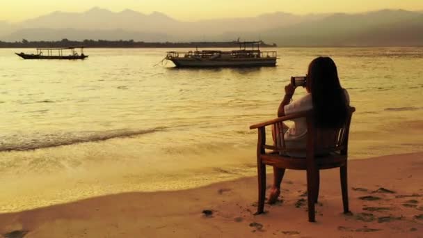 Menina Sentada Cadeira Praia Areia Horário Pôr Sol — Vídeo de Stock