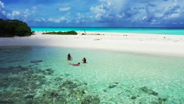 Mooie Meisjes Een Paradijselijk Groen Eiland Exotische Zomervakantie Malediven — Stockvideo