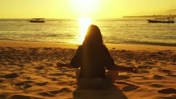 日落时在海滩上做瑜伽的女人的轮廓 — 图库视频影像