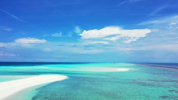 海岸で浅い海の水 サムイ島の牧歌的なシーン — ストック動画