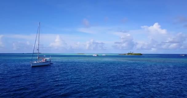 Ιστιοπλοϊκά Σκάφη Επιπλέουν Στη Γαλάζια Θάλασσα Διακοπές Στις Μαλδίβες Νότια — Αρχείο Βίντεο