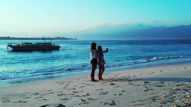 美丽的年轻女子在热带海滩拍照 — 图库视频影像