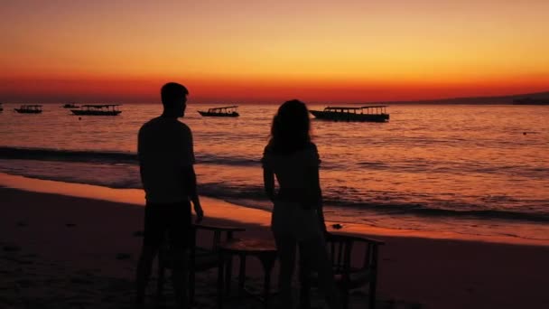 Silhouette Giovane Uomo Donna Piedi Contro Tramonto Sopra Oceano Spiaggia — Video Stock
