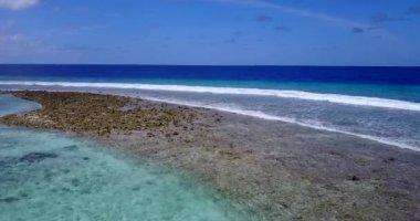 Öğlen vakti açık deniz kenarı. Tayland, Asya 'da yaz tatili. 