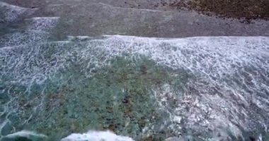 Yavaşça hareket eden deniz dalgaları tepeden görünüyor. Tayland, Asya 'da tatil sahnesi. 