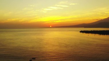 Deniz kenarında gün batımı. Bali 'nin tropikal doğası.
