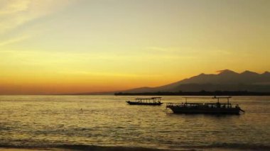 Dağlarla altın saat. Fiji, Okyanusya 'nın doğal manzarası.