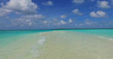 Kıyı şeridinde dalgalanan şeffaf su. Endonezya, Bali 'de tropikal tatilin tadını çıkarıyorum..