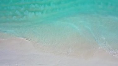 Sakin su ve beyaz kumla egzotik bir sabah. Maldivler Adaları Manzarası.