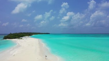 Yeşil adalı tropik plaj, Karayipler 'de beyaz kum ve turkuaz okyanus.