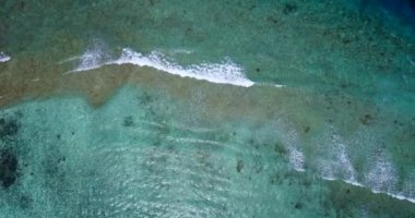 Uzun dalga çizgilerinin drone görüntüsü. Maldivler 'e Seyahat, Güney Asya.  