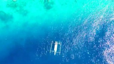 Parlak turkuaz ve mavi deniz suyu. Tayland, Asya 'da tatil sahnesi. 