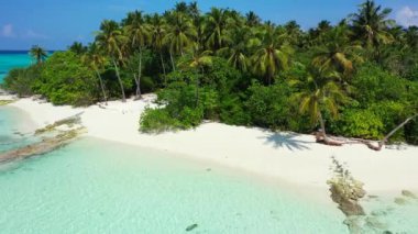 Plajda sakin deniz suyu. Tayland 'a yaz yolculuğu.