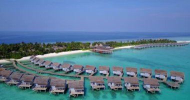 Tropikal adada lüks ahşap bungalovlar. Endonezya, Bali 'de yaz tatili.  