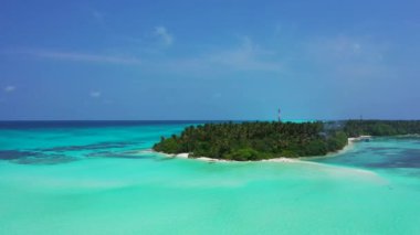 Canlı kristal turkuaz deniz kenarlı tropikal ada. Endonezya, Bali 'de yaz tatili.  