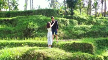 Gündüz vakti erkek arkadaşıyla birlikte tropikal adada doğanın tadını çıkaran genç bir kadının görüntüsü. Seyahat konsepti. 