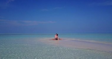 Tropik sahilde romantik bir çift.