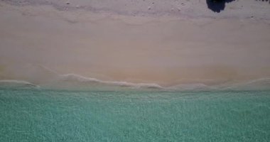 Küçük dalgalı tropik plaj, Maldivler.