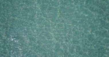 Dalgalanan mavi deniz yüzeyi, doğal arka plan. Bali 'de deniz gevşemesi.