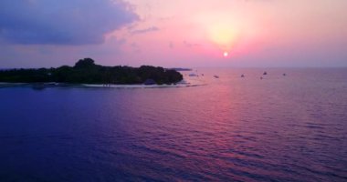 Sahil kenarında sıcak gün batımı. Dominik Cumhuriyeti, Karayipler 'in şaşırtıcı doğası.