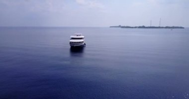 Mavi denizdeki beyaz lüks yatın hava görüntüleri. Güney Asya, Maldivler 'de deniz manzarası.