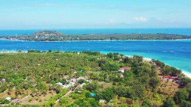 Mavi denizdeki adaların havadan görünüşü. Dominik Cumhuriyeti, Karayipler 'e yaz gezisi.