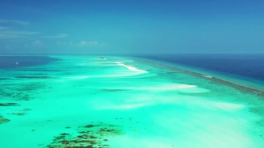 Gündüz vakti canlı turuaz deniz kenarı. Tayland 'da egzotik tatil. 