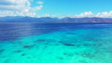Dağları olan canlı bir deniz. Gili Trawangan, Endonezya 'nın doğal manzarası.