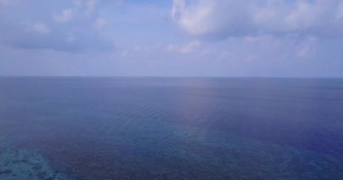 Dalgalanan suyla huzurlu deniz manzarası. Hawaii, ABD 'ye seyahat. 