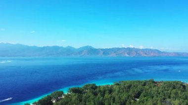Mavi deniz ve arka planda dağlarla adanın üzerinde uçmak. Jamaika, Karayipler 'in tropik doğa manzarası.