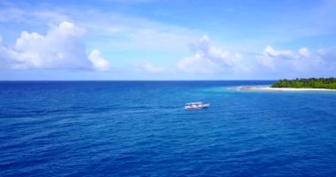 Denizde hareket eden küçük bir yat. Tayland 'a Seyahat.