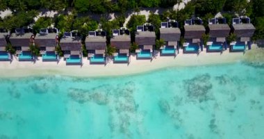 Sahildeki bungalovların üst manzarası. Bali, Endonezya 'ya egzotik yaz gezisi. 