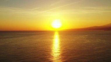 Deniz kenarında gün batımı, altın saat manzaralı. Endonezya, Bali 'de yaz tatili. 